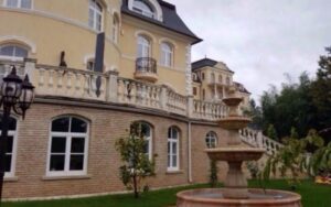 Министр Януковича построил шикарный особняк в Европе (ФОТО)