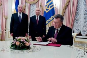 Віктор Янукович реєструє перший в україні одностатевий шлюб