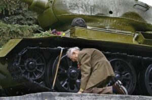 А кто-то ест малину за 627 гривен…
