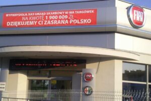 Плакат на одном из польских автосалонов. Поляки любят Польшу, но смелые патриоты