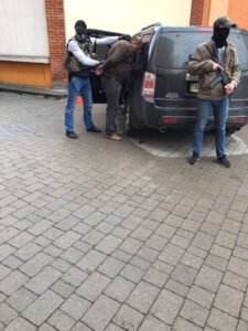 За вимагання неправомірної вигоди у сумі 1 млн грн Генпрокуратурою затримано начальника ОДПІ Державної фіскальної служби в Чернівецькій області (ФОТО)