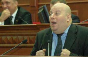 Бился в пене параноик…