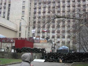 11.04.2014 фоторепортаж «протеста» в Донецке. Протестуют шины и мешки с песком