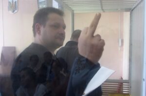 Поставщик «живого товара» показывает средний палец сестре парня, которого «устроил» в российскую тюрьму