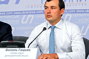 Именем демократии: кто рядится под прогрессивные силы, пытаясь остаться у власти