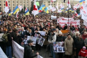 «РОСЛА СОБІ ЯЛИНОЧКА, І КЕРНЕС З НЕЮ РІС»