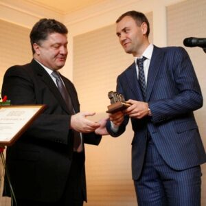 «Курощуп» Ярошенко ушел в отставку. «Левый» Хорошковский или «семейный» Колобов?
