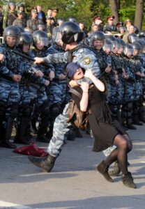 ЧТОБ НЕ ПРОПАСТЬ ПООДИНОЧКЕ