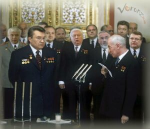 ГЛЯДИСЬ В НЕЕ, КАК В ЗЕРКАЛО, ДО ГОЛОВОКРУЖЕНЬЯ…