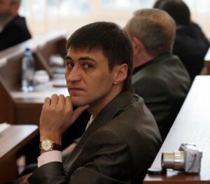 Это чмо— Рома Ландик. Он уверен, что будет бить девушек и дальше. Папа отмажет. Увидишь его — докажи, что в Украине еще есть мужики
