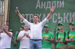 Депутат от «Слуги народа» Андрей Стрихарский в пьяном виде приставал к женщине, а его охранник избил ее спутника