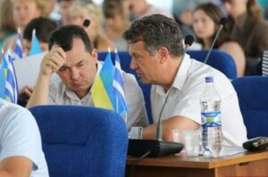 Источник: Херсонский чиновник-взяточник начал сдавать всех подельников