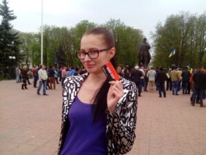 Почему СБУ не хочет менять деда с медом на журналистку Машу Варфоломееву?