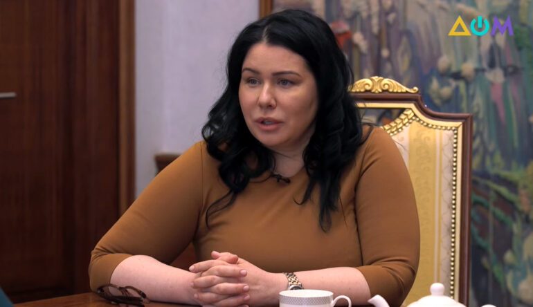 Айне Тимчук, обиженная на увольнение и уголовные дела, тайно подтягивается к Добкину