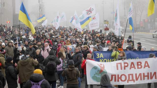 Кто такие антипрививочники в Украине и как власти борются с пандемией