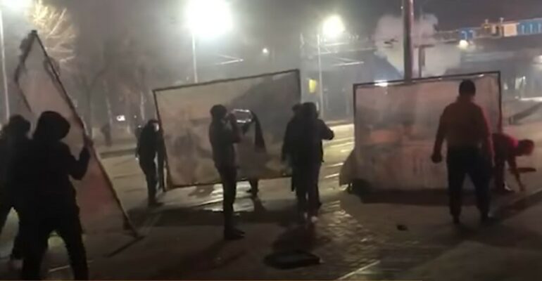 Активист рассказал о том, как разгоняли демонстрантов в Казахстане