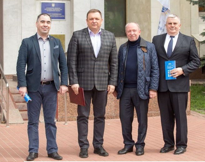 ХТО ЗАПРАВЛЯЄ У КОНСТИТУЦІЙНОМУ СУДІ:  КОНСТИТУЦІОНАЛІСТИ ЧИ АФЕРИСТИ?