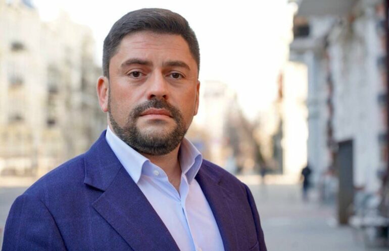 Депутат-хабарник Трубіцин та начальник Оболонської РДА Фесик вимагали хабар з київського освітянина, — ЗМІ