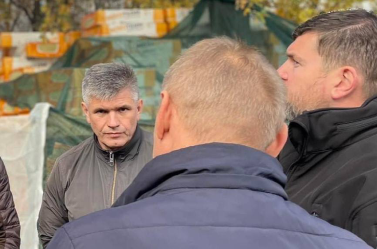 ЗНЕДОЛЕНИЙ ГОСТОМЕЛЬ ДОБИВАЄ КОРУПЦІЙНА ПОЛІТИКА КОВА