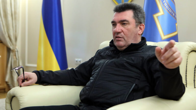 Данилов уедет в Норвегию. Перекрашивать волков в хаски