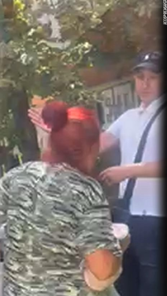 У Києві заброньований чиновник побив матір двох військових. Жінку госпіталізували