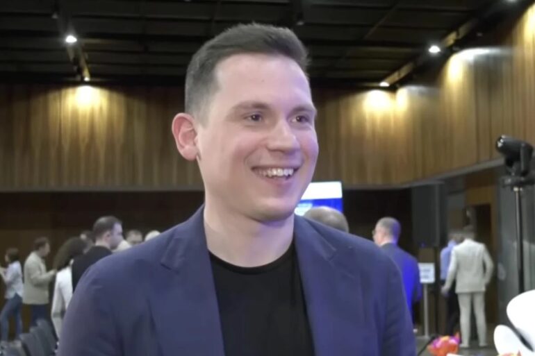 Гетманцев, вдягни труси! Поки нардеп підвищує податки, його міньйон Сокур – «Містер 7% відкату» — тр@х@є гусей