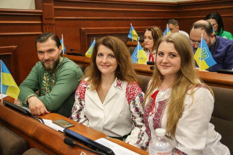 Продовження історії як депутати Київської міської ради від політичної партії «Єдність Олександра Омельченка Омельченка» під прикриттям благодійності шалено збагачуються під час війни на звичайних мешканцях столиці. (