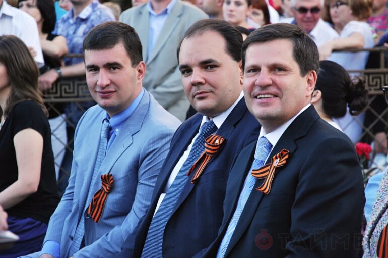 Барвиненко все еще не сидит?