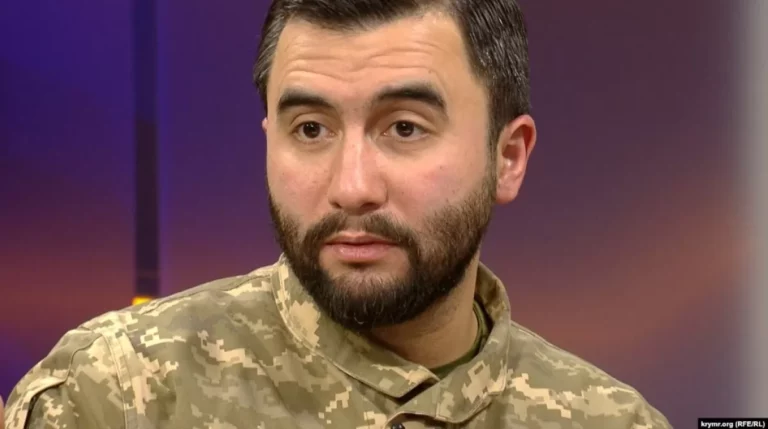 На кого працює Жумаділов?