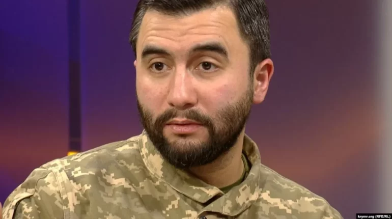 На кого працює Жумаділов?