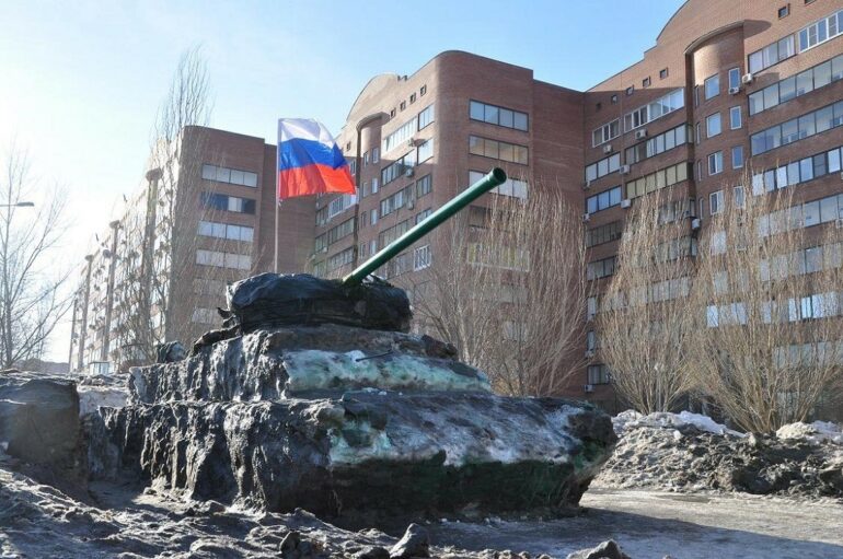 Обозреватель Bloomberg Марк Чемпион: Не моргай, Трамп. Экономика России трещит по швам.